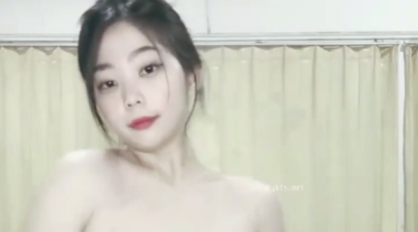 学生妹_萝莉_抖音_主播_曾经的热卖小妹妹回来了，【芊涵_】全裸热舞+掰穴特写_半糖直播