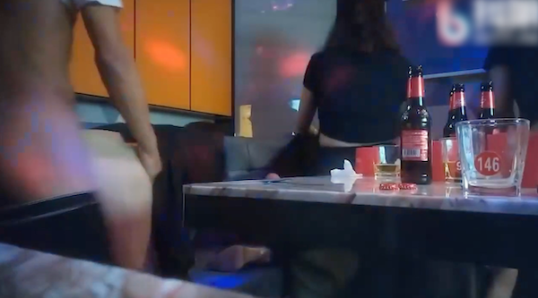 3对夫妇KTV包厢现场脱下裤子口爆,3对3共同开火疯狂操逼