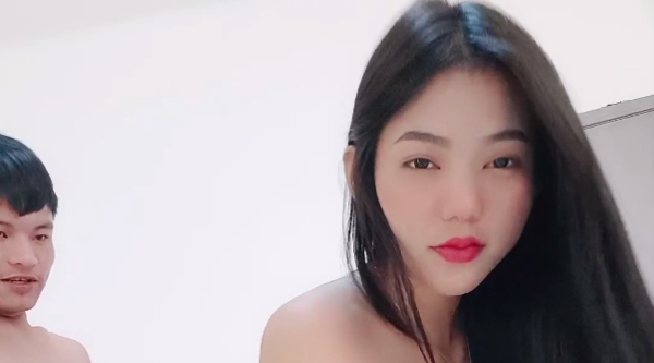 妩媚诱人的极品小女人被猥琐小哥暴力插入，全程露脸爆草蹂躏，后入抽插激情上位，无毛白虎逼表情好骚真刺激