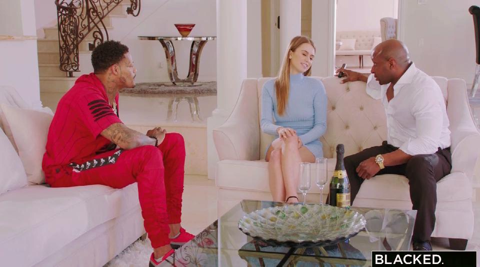 【欧美】小美女玩的真嗨啊，让男友和他哥们一起玩弄抽插自己的肉体，两根大鸡巴猛烈啪啪顶的翻白眼享受极致高潮