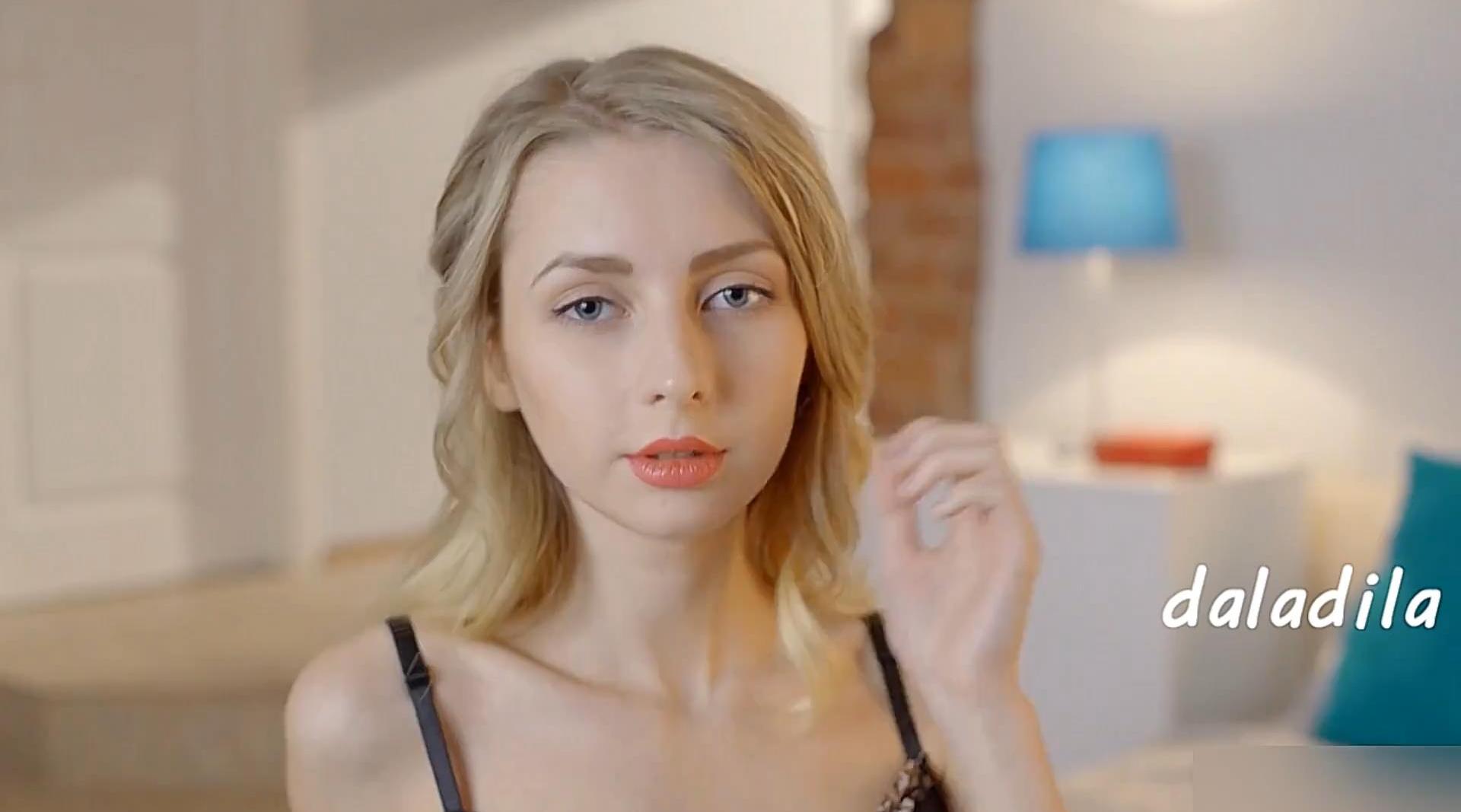 小精灵美女太会吞吸肉棒了猫儿般的迷人，精致玲珑娇小肉体抱着用力抽送操穴啪啪娇喘呻吟真爽啊