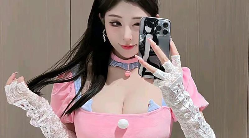 微博巨乳网红 超辣的林一 3月份最新福利骚舞～对着镜子不停揉搓自己的一对巨乳，制服开裆黑丝被金主爆操，骚逼还觉得不过瘾，一直拿着自慰棒刺激骚穴，还是熟悉的榜一大哥无套内射～