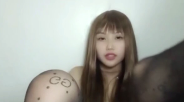 颜值骚母狗 丝袜情趣SM大秀，扩阴器看逼，浴室灌肠，自己抽奶子扇嘴巴滴蜡炮击