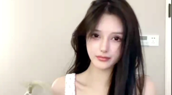 超美网红脸女神妹子，性感白丝比基尼，身材超棒，人间尤物椅子上特写白虎穴