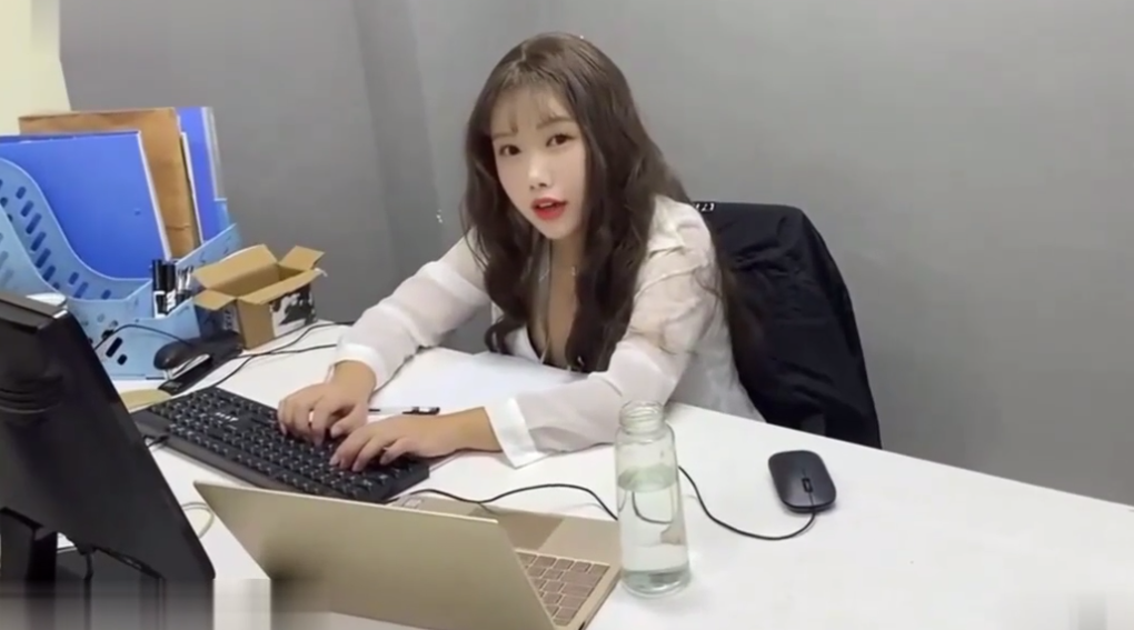 极品女老板调教男下属 直接办公室开干趴桌上被后入疯狂打桩 这身材太上头了 A片